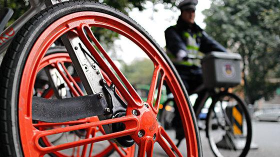 在现场|深圳交警带你上路整治共享单车违法