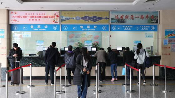 直播|春运现场 你的回家路有他们守护