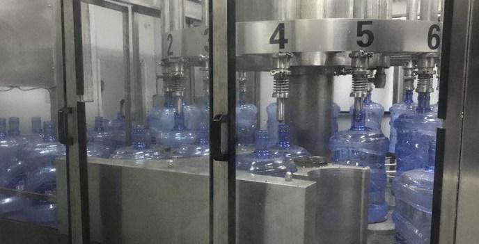 在现场|你平時喝的桶装水是怎么生产出来的？记者带你看工厂