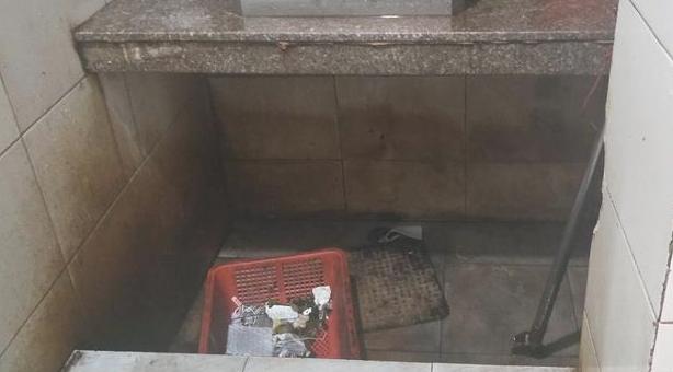 在现场|南园街道通天地通讯城公厕异味明显