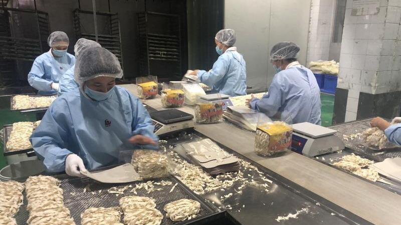 在现场|乐厨食品生产车间被突查