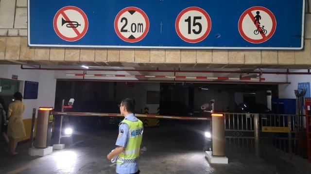 在现场|深圳交警查处停车场内乱停车