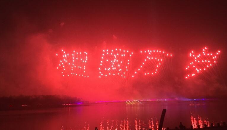 16万发礼花升空为新中国庆生