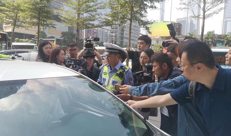 深圳新交规今起实施！现场直播交警执法