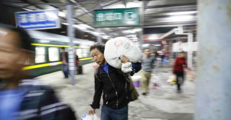 在现场|春运首日的深圳北站 人山人海也挡不住回家的热情