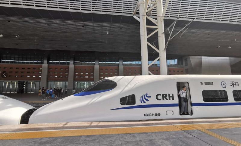 在现场|今晚，首趟湖北务工人员返深专列到站