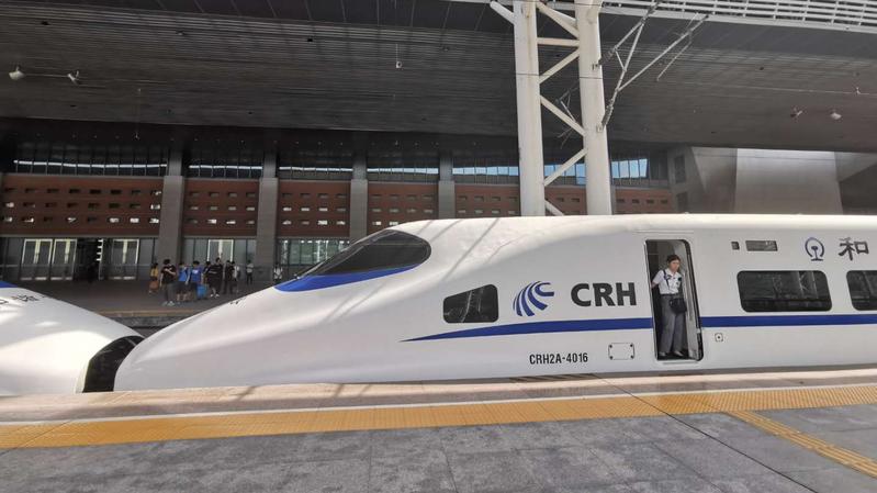 直播|13时02分 武汉至深圳首班列车抵深