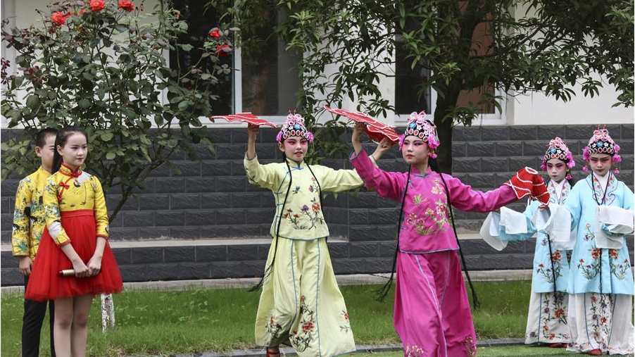 非遗入校园 假期亦快乐