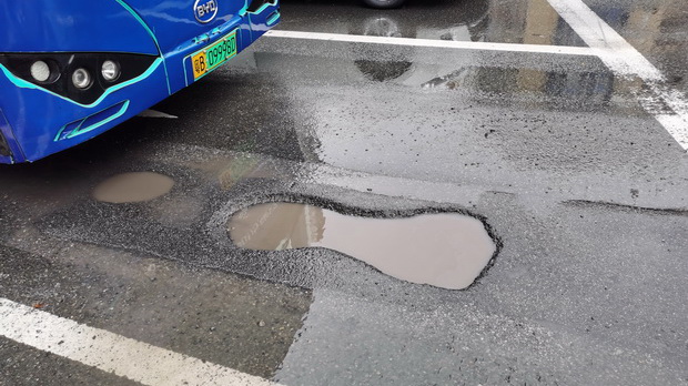 直播车|好大几个坑，谁管?景田路面破损雨天溅泥水把行人“坑”惨了