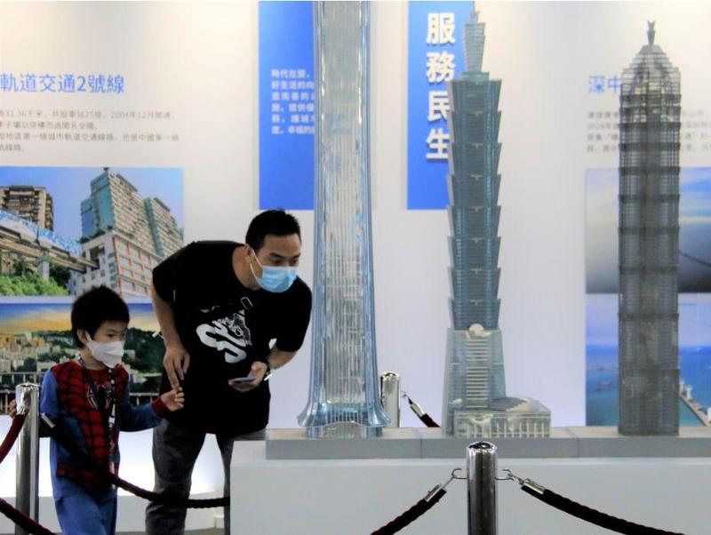 香港市民：国家建设成就一日千里，背靠祖国发展更有信心