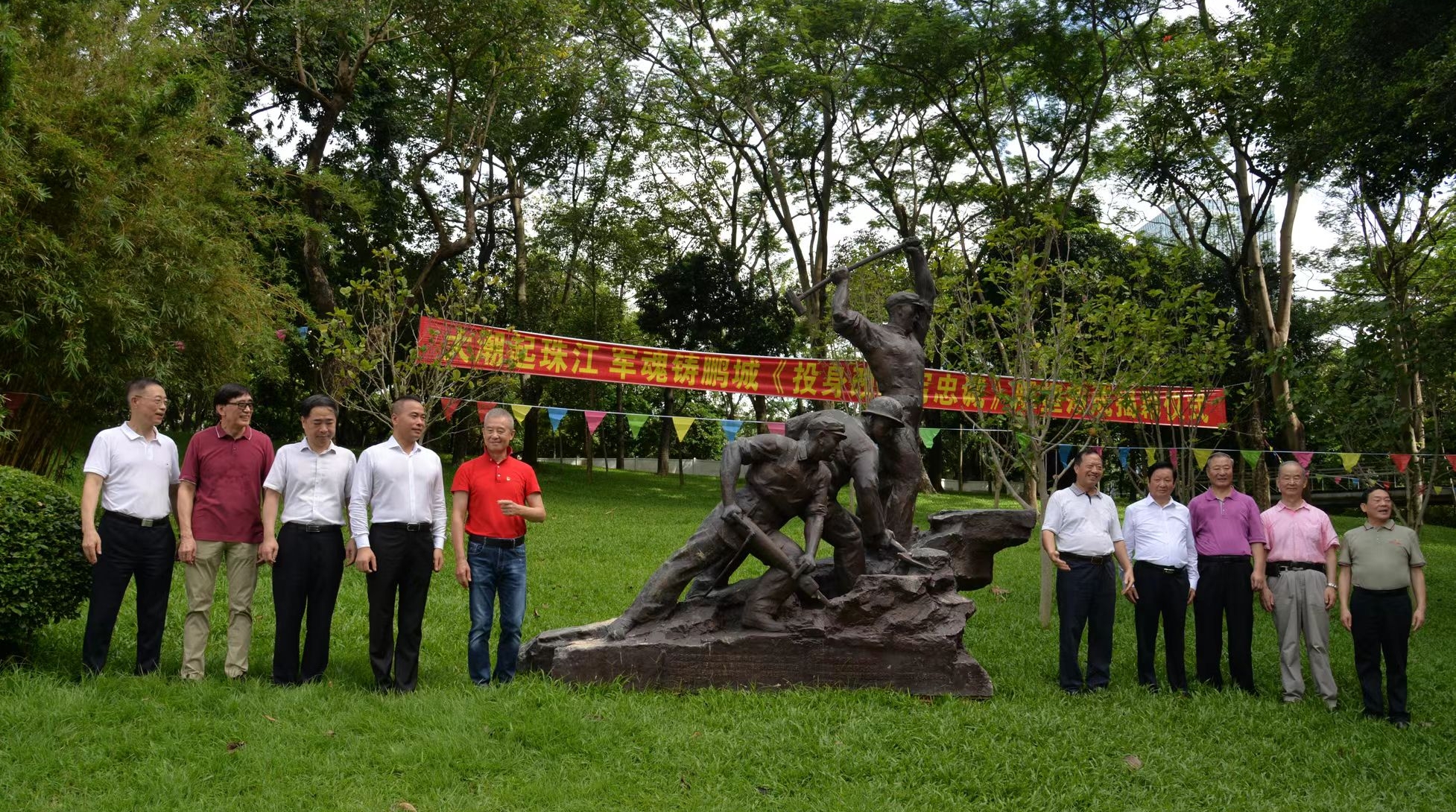 新地标！主题雕塑《投身改革写忠诚》落户市民中心南广场公园