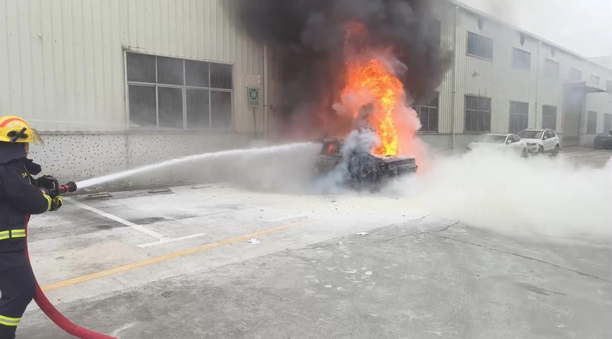 小轿车自燃，深圳消防迅速扑救