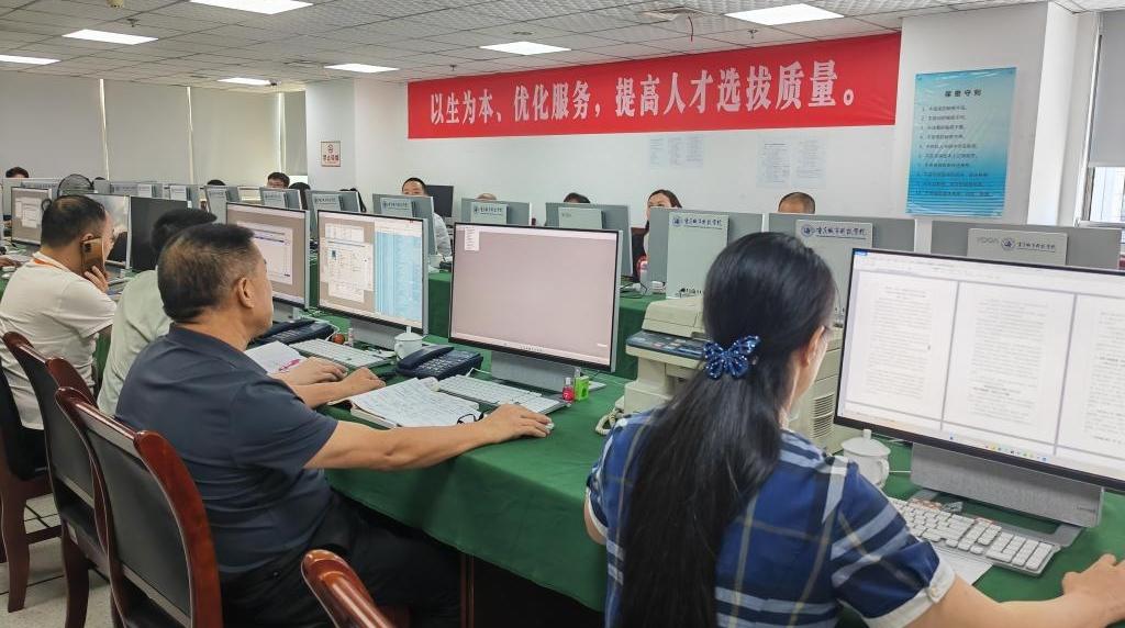 探访高考录取场：一纸录取结果如何“诞生”