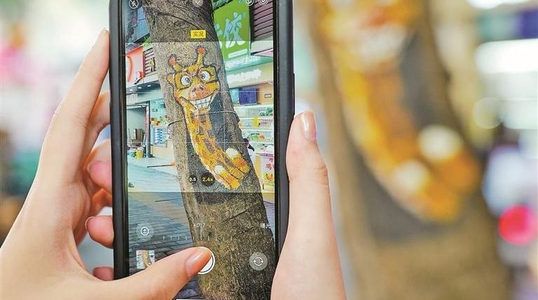 街边有个树绘“动物园”