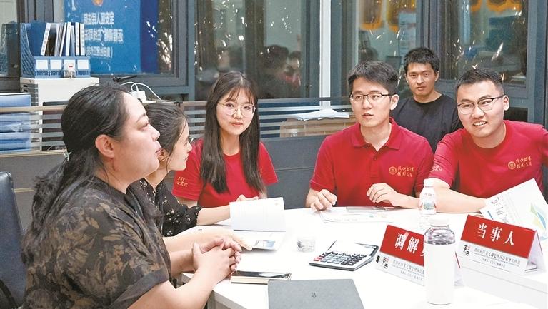 12名中国人民大学学子在宝安实岗锻炼 与市民群众身挨身坐心贴心聊