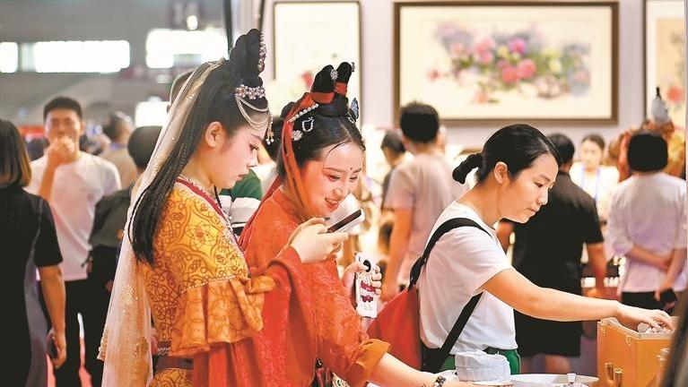 穿着汉服去看展！最现代的深圳 最浓郁的古风