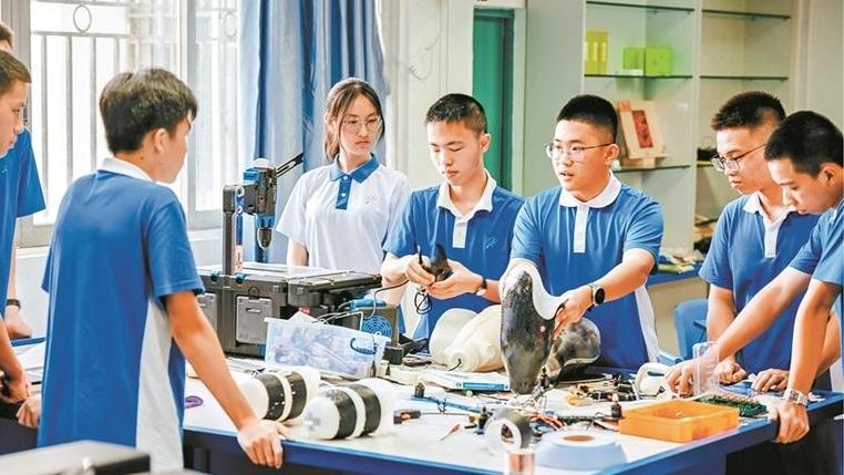 深圳中学生为假肢装“空调”