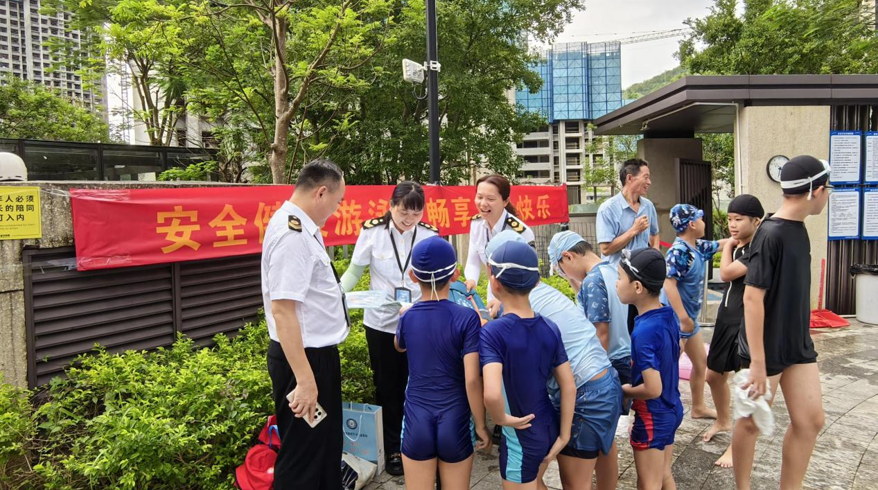 “沉浸式”体验卫生监督全过程，大鹏新区疾病预防控制中心开展泳池开放日活动
