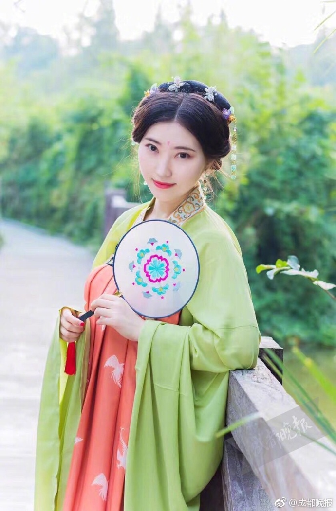 组图:别样毕业旅行 成都妹子带汉服去俄罗斯