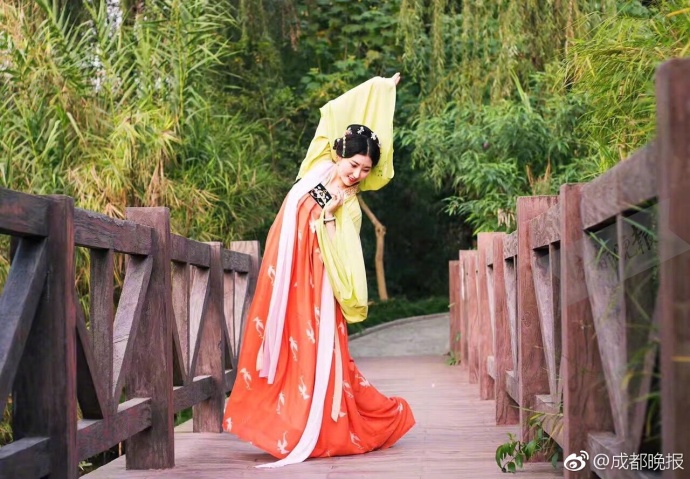 组图:别样毕业旅行 成都妹子带汉服去俄罗斯