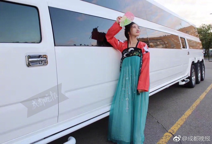 组图:别样毕业旅行 成都妹子带汉服去俄罗斯