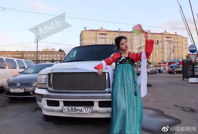 组图:别样毕业旅行 成都妹子带汉服去俄罗斯