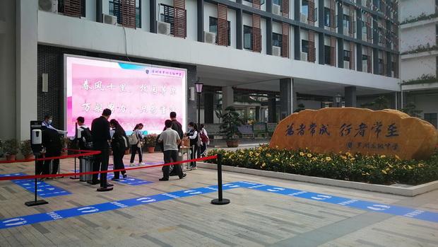 在现场|罗湖高级中学：拆班上课 单人单桌