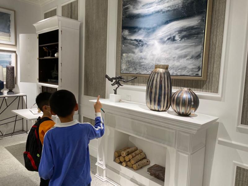 小朋友们“选购”壁画