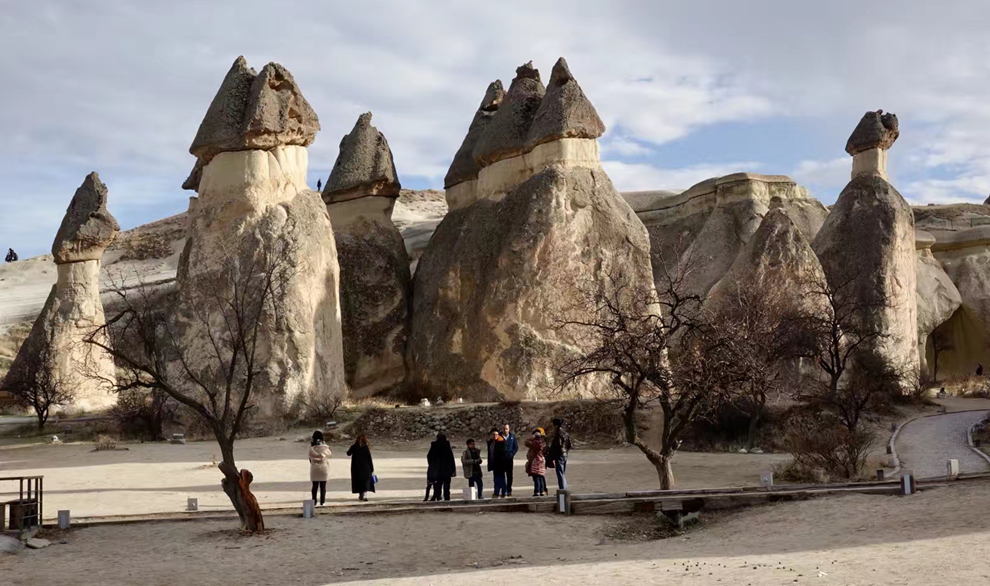 奇观天下|数亿年前火山喷发而成！土耳其“精灵烟囱”酷似月球表面