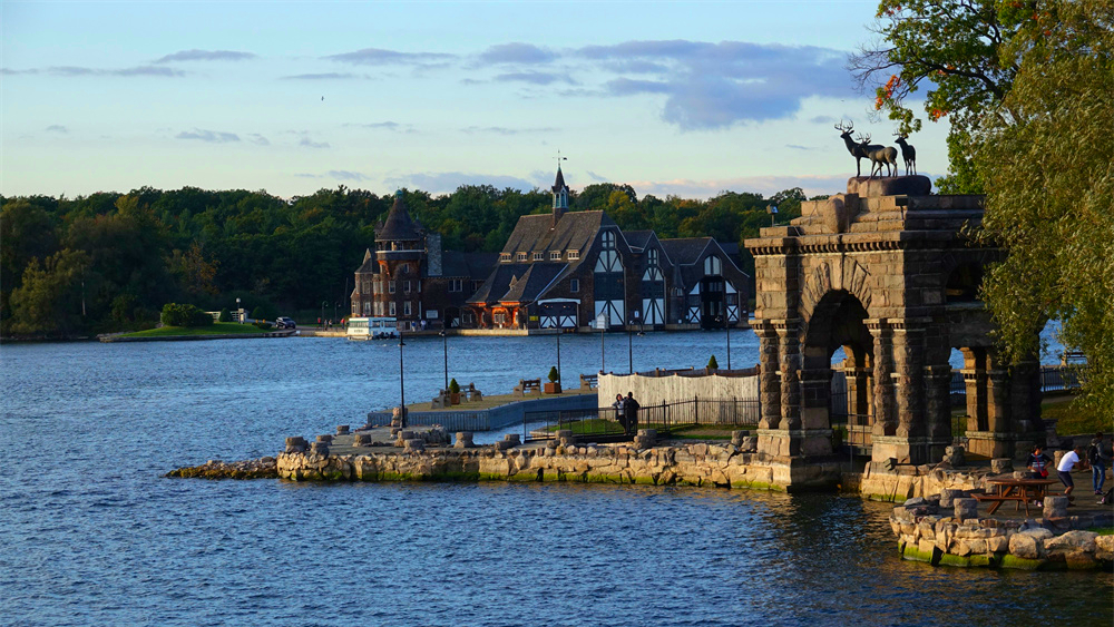 奇观天下|美加边界的千岛湖 有着众多童话般的城堡